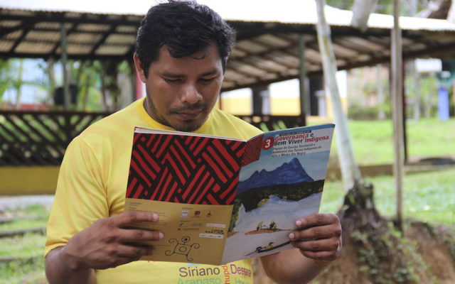 Ray Baniwa, comunicador da Foirn, lendo o terceiro boletim informativo sobre o Plano de Gestão Territorial e Ambiental (PGTA) das sete terras indígenas do Rio Negro