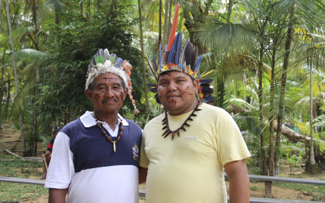Caciques Zeferino Namuncurá, Tukano, e Marivelton Barroso, Baré, presidente da Foirn, durante encerramento da oficina do Plano de Gestão Territorial e Ambiental (PGTA) em Duraka