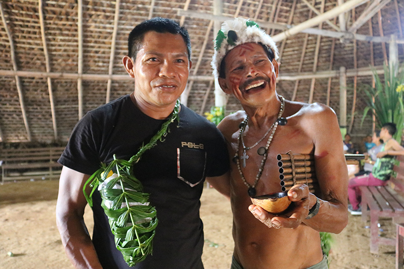 Comunicador Moisés Baniwa (de preto) com Roque Barasana em produção cultural